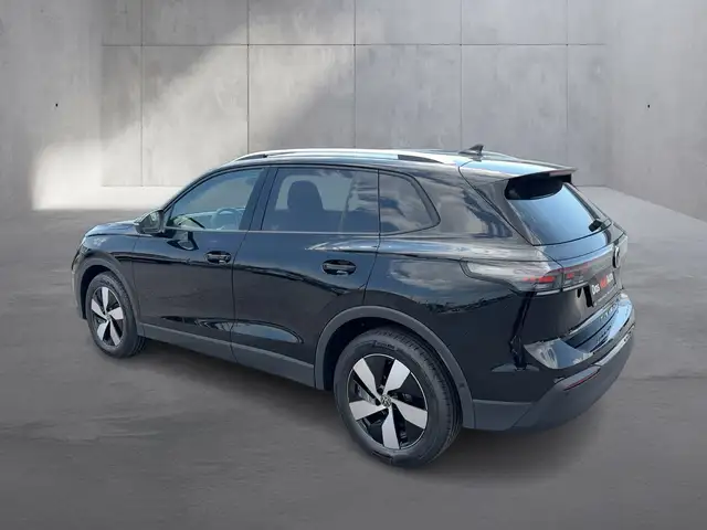 Volkswagen Tiguan view 3