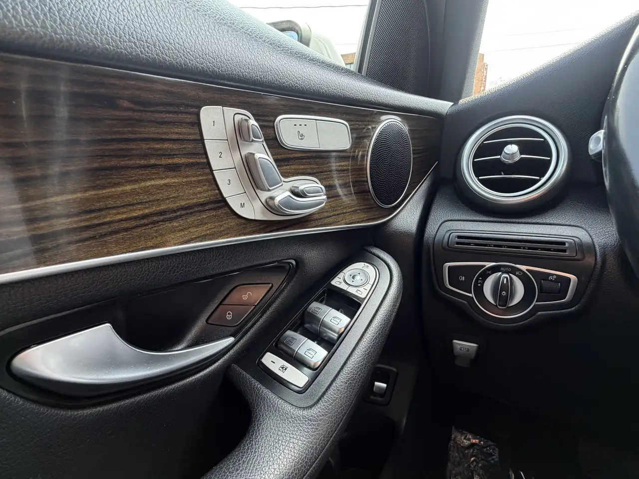 Mercedes-Benz GLC снимка Mercedes-Benz GLC