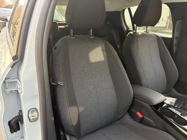 Peugeot 208 view 9