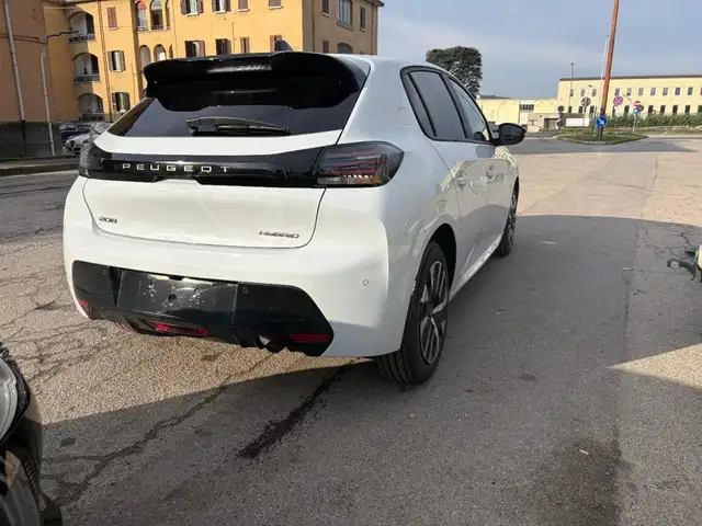 Peugeot 208 view 4