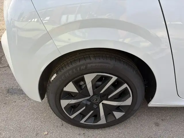 Peugeot 208 view 8