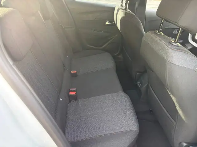 Peugeot 208 view 11