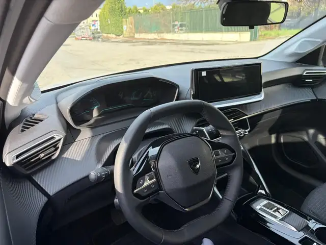 Peugeot 208 view 14