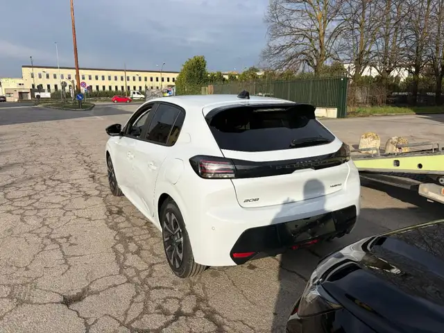 Peugeot 208 view 3