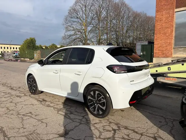 Peugeot 208 view 5