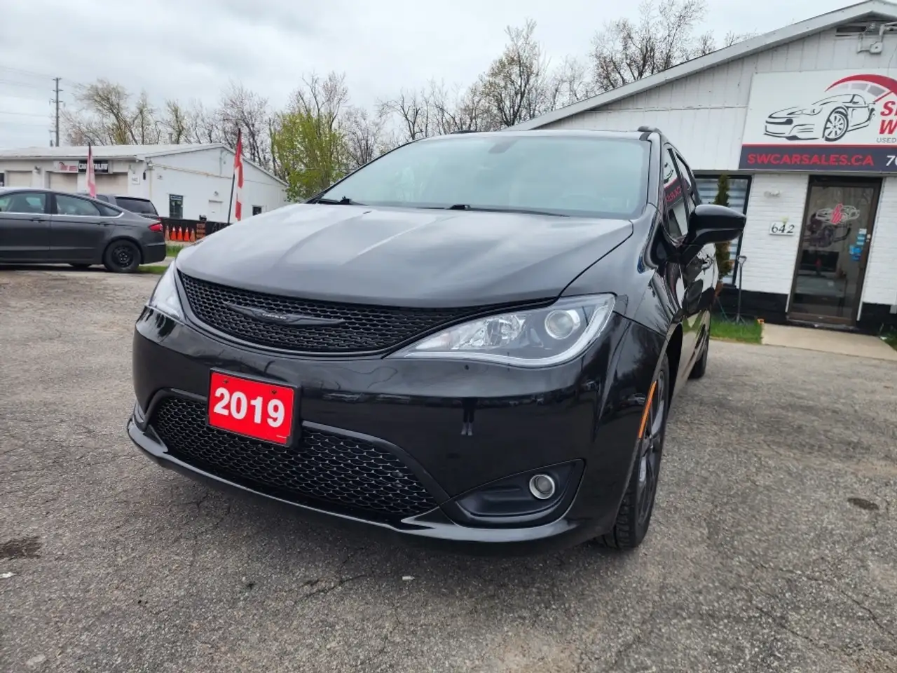 Chrysler Pacifica снимка Chrysler Pacifica
