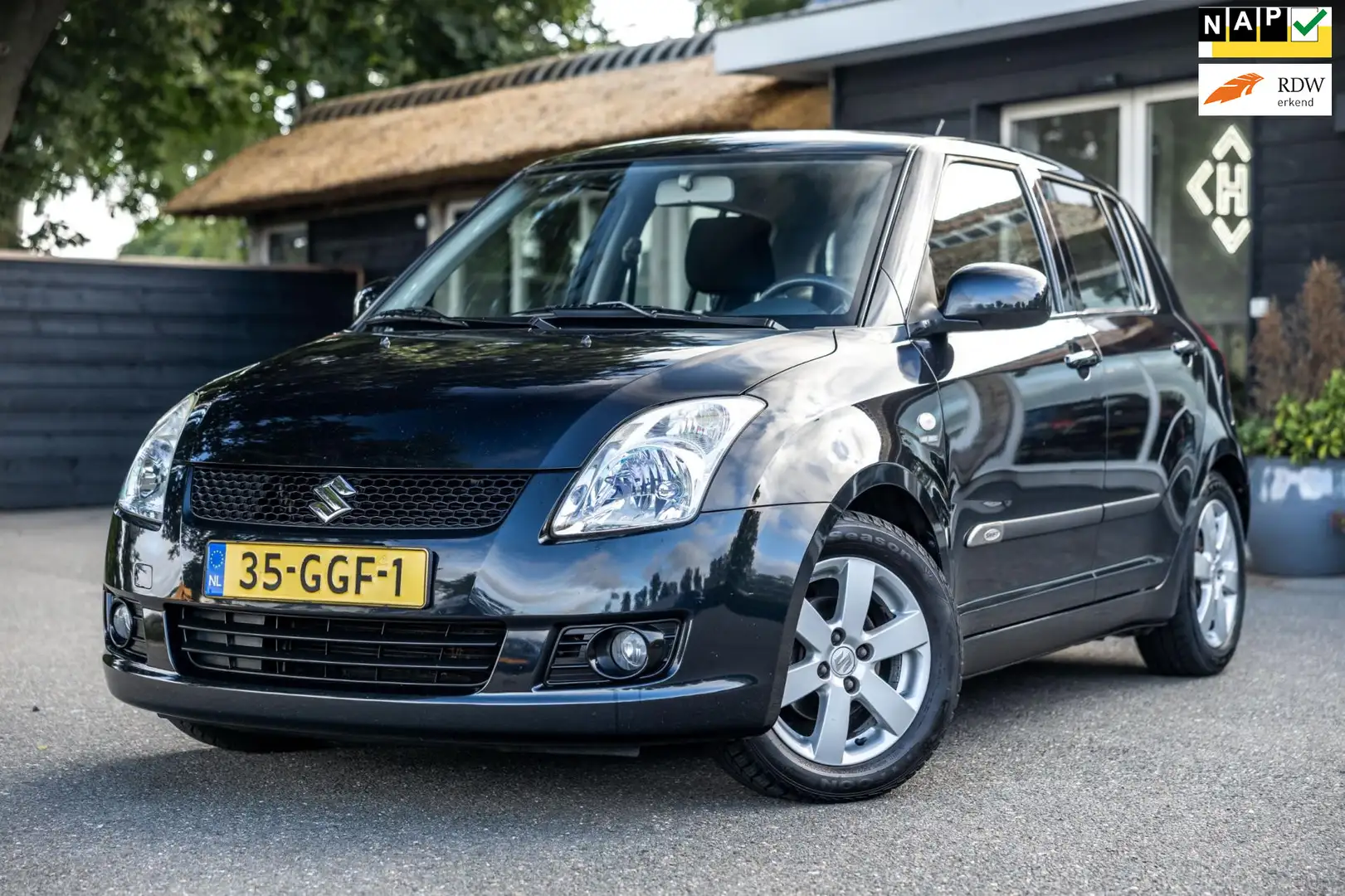 Suzuki Swift 1.3 Shogun NAP 1ste eigenaar airco dealer onderhou Zwart - 1