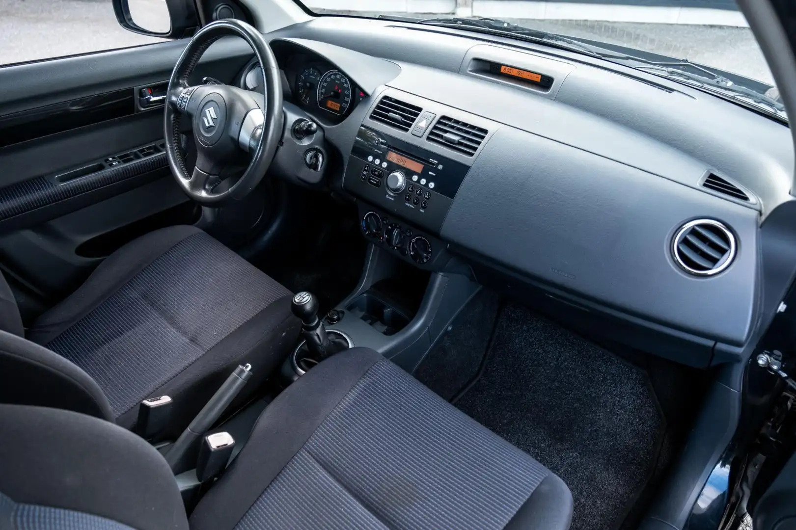 Suzuki Swift 1.3 Shogun NAP 1ste eigenaar airco dealer onderhou Zwart - 2