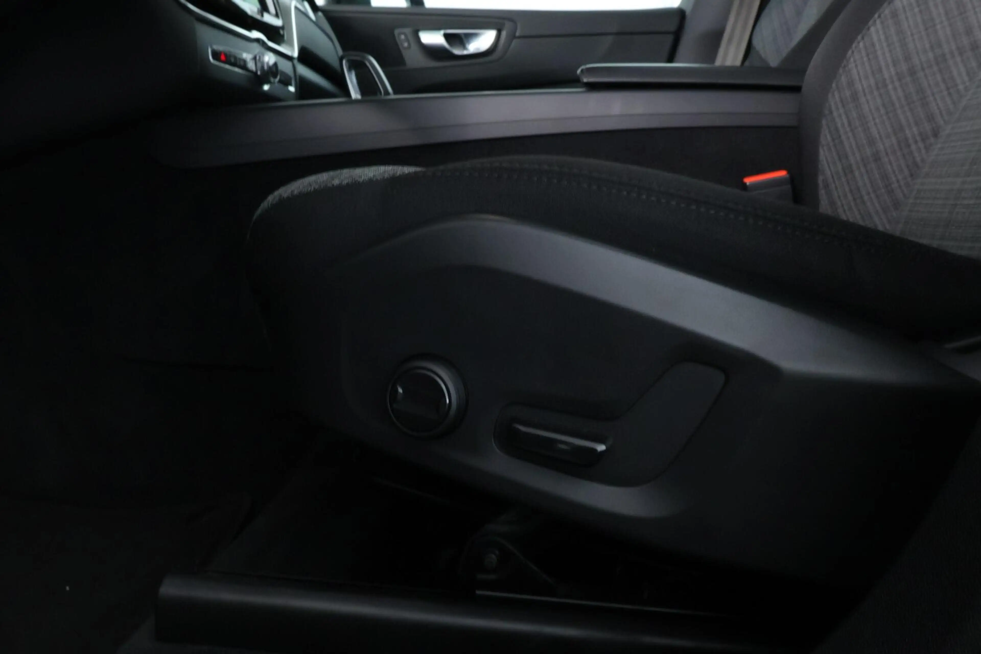 Volvo XC60 2.0 T6 Plug-in hybrid AWD Core Bright Long Range | — photo 12