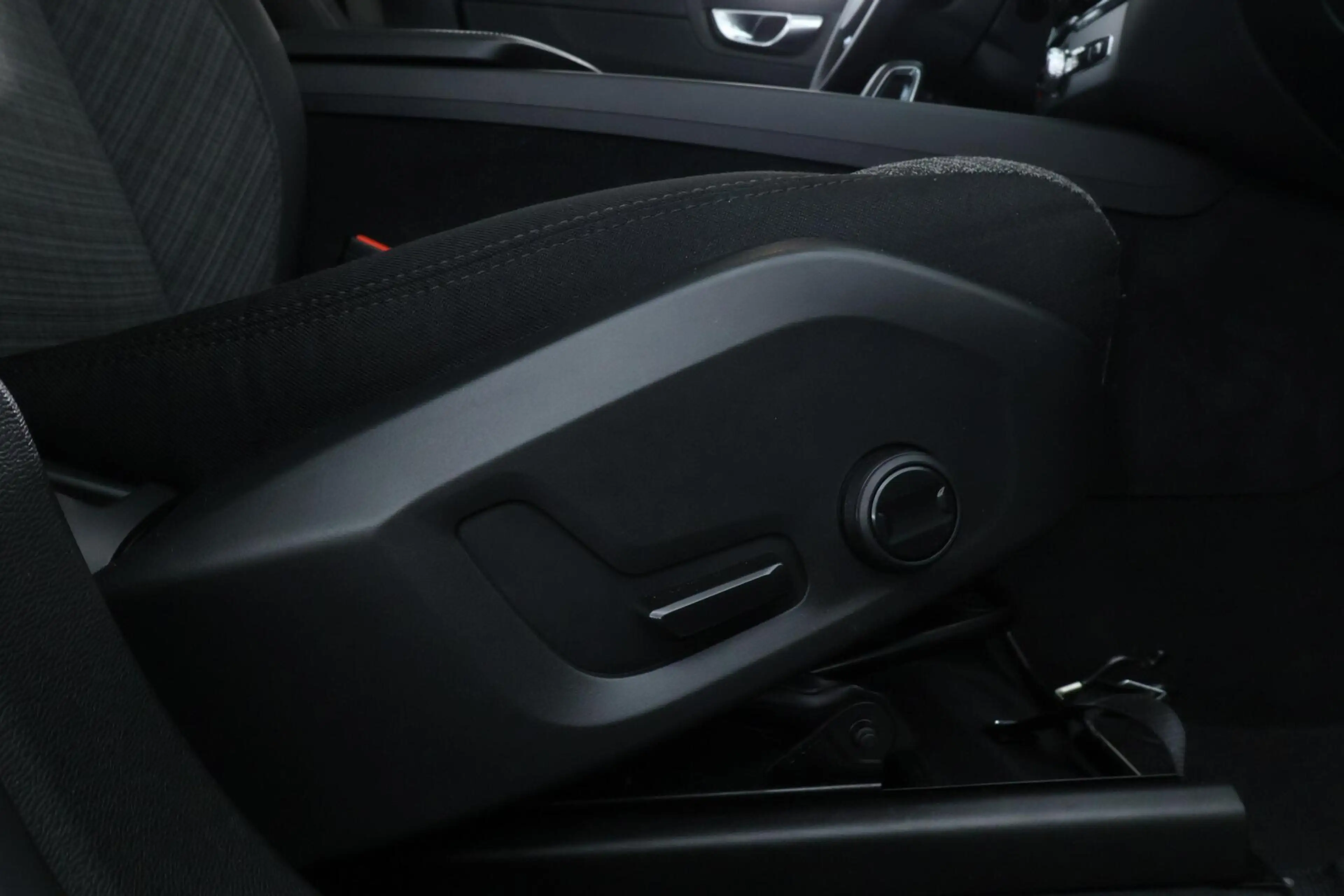 Volvo XC60 2.0 T6 Plug-in hybrid AWD Core Bright Long Range | — photo 15