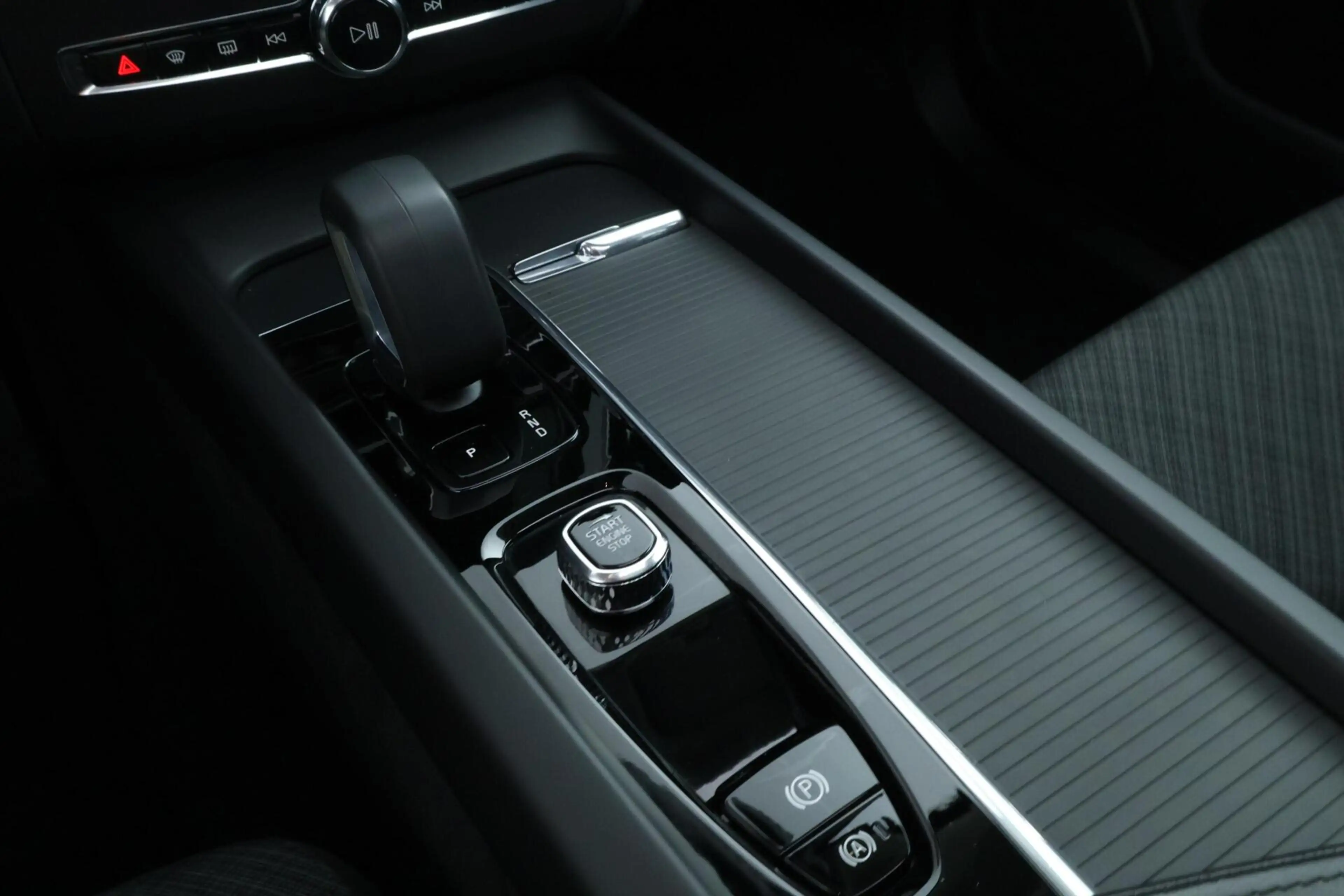 Volvo XC60 2.0 T6 Plug-in hybrid AWD Core Bright Long Range | — photo 36