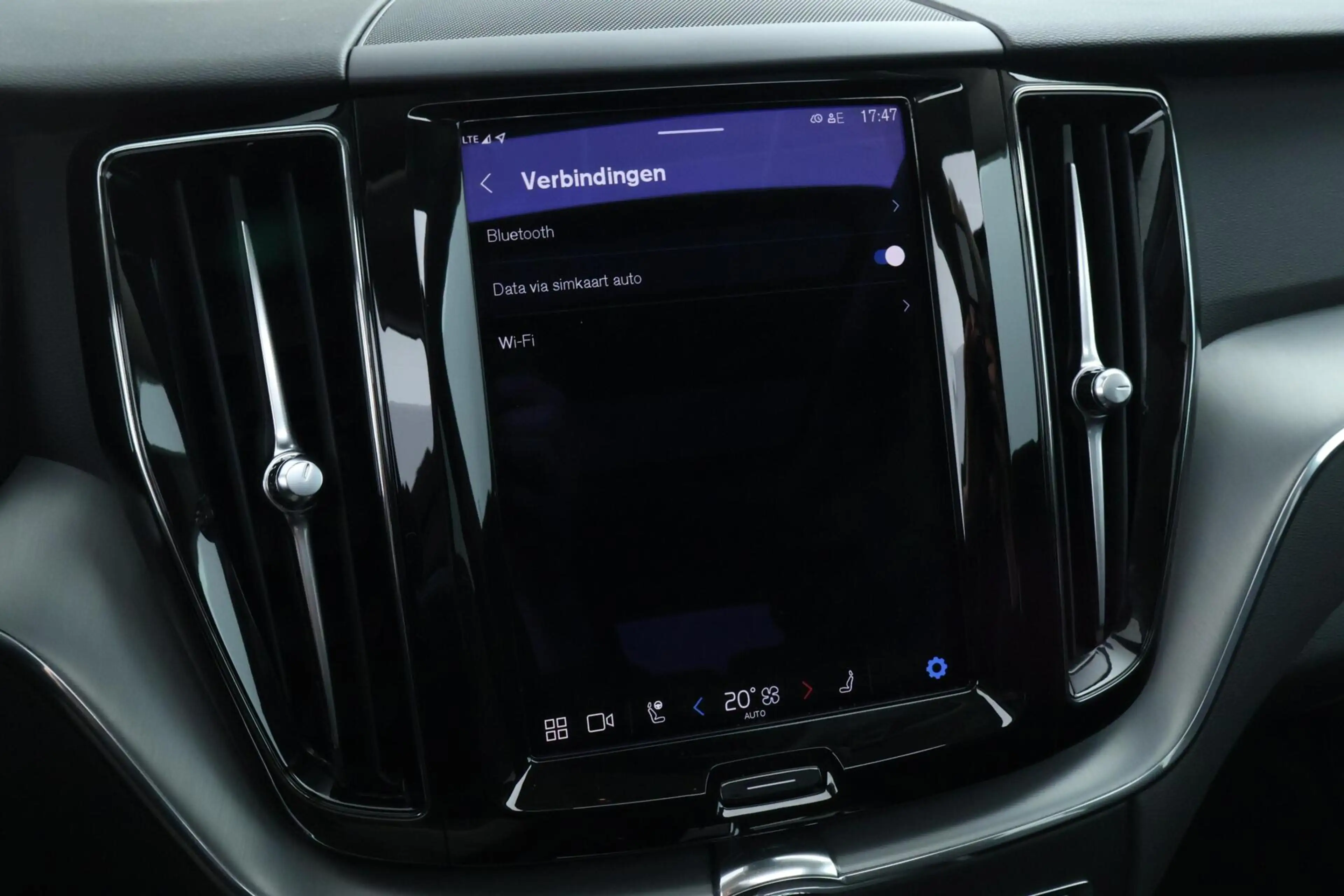 Volvo XC60 2.0 T6 Plug-in hybrid AWD Core Bright Long Range | — photo 35