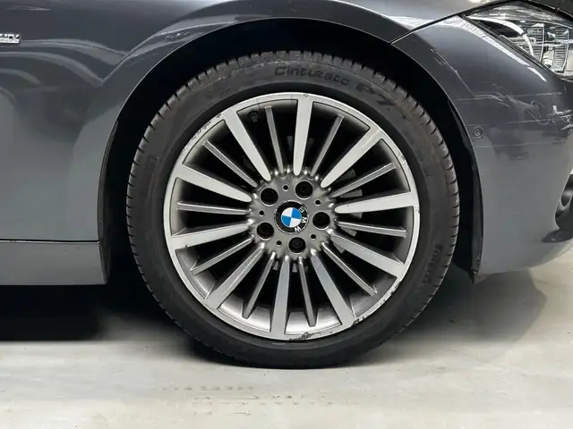 BMW 3 Series view 10