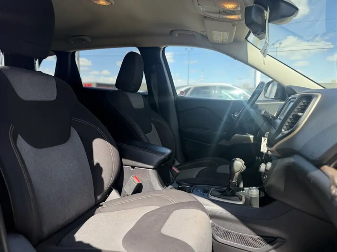 Jeep Cherokee снимка Jeep Cherokee