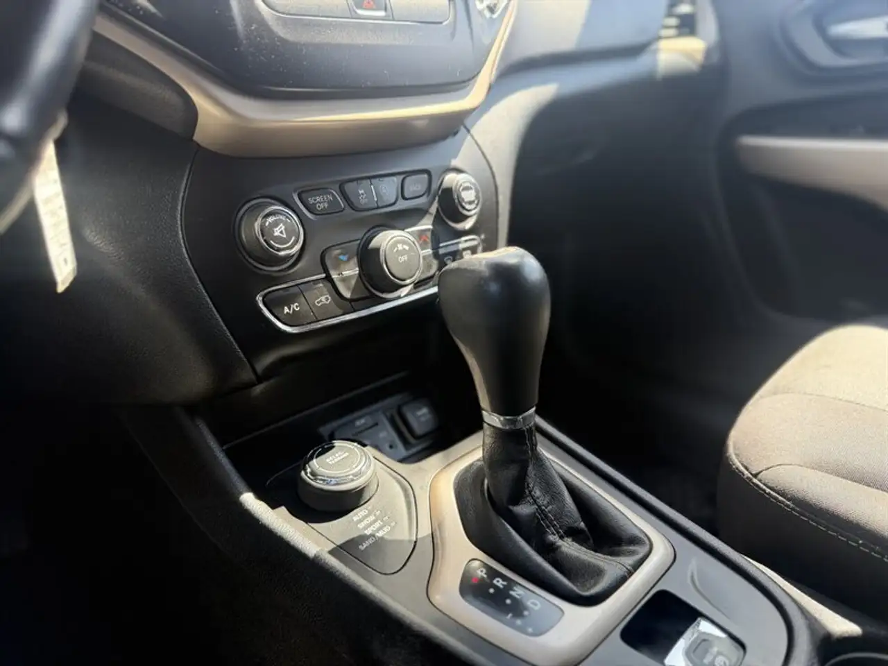 Jeep Cherokee снимка Jeep Cherokee