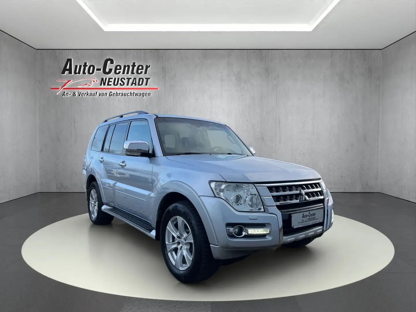 Mitsubishi Pajero 3.2 DI-D Top AHK/KAMERA/NAVI/7-SITZER Silber - 1