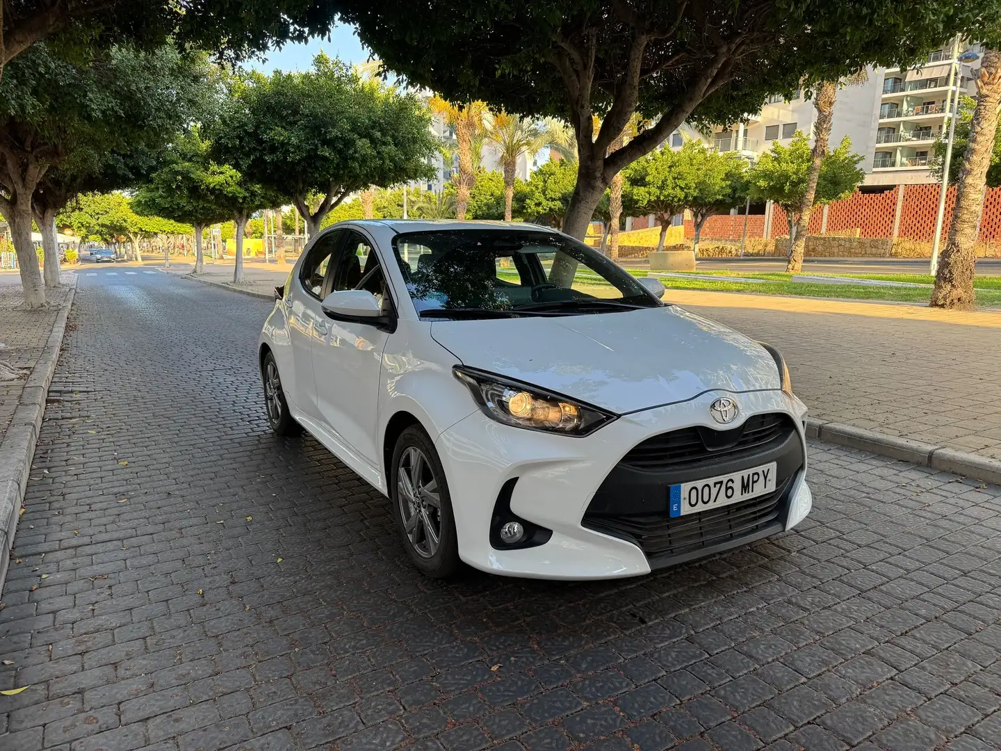 Toyota Yaris 120H 1.5 Active Plus Weiß - 1