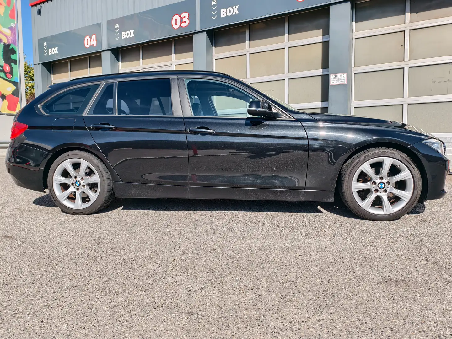 BMW 318 318d Touring Aut. Schwarz - 2