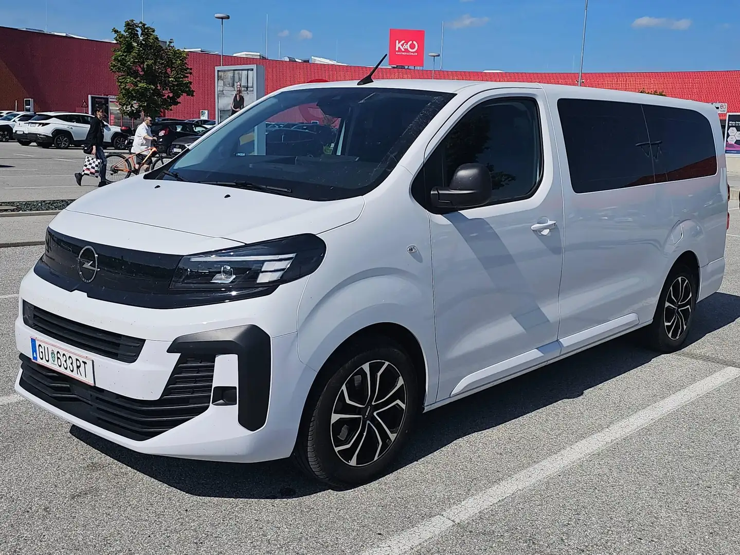 Opel Vivaro Kombi XL, 180 PS, AT 8, 9 Sitze Weiß - 1