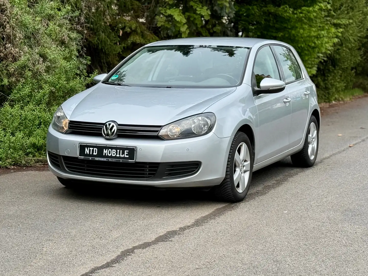 Volkswagen Golf Comfortline+1.HAND+KLIMAAUT.+LEDERLENKRAD+ Gris - 2