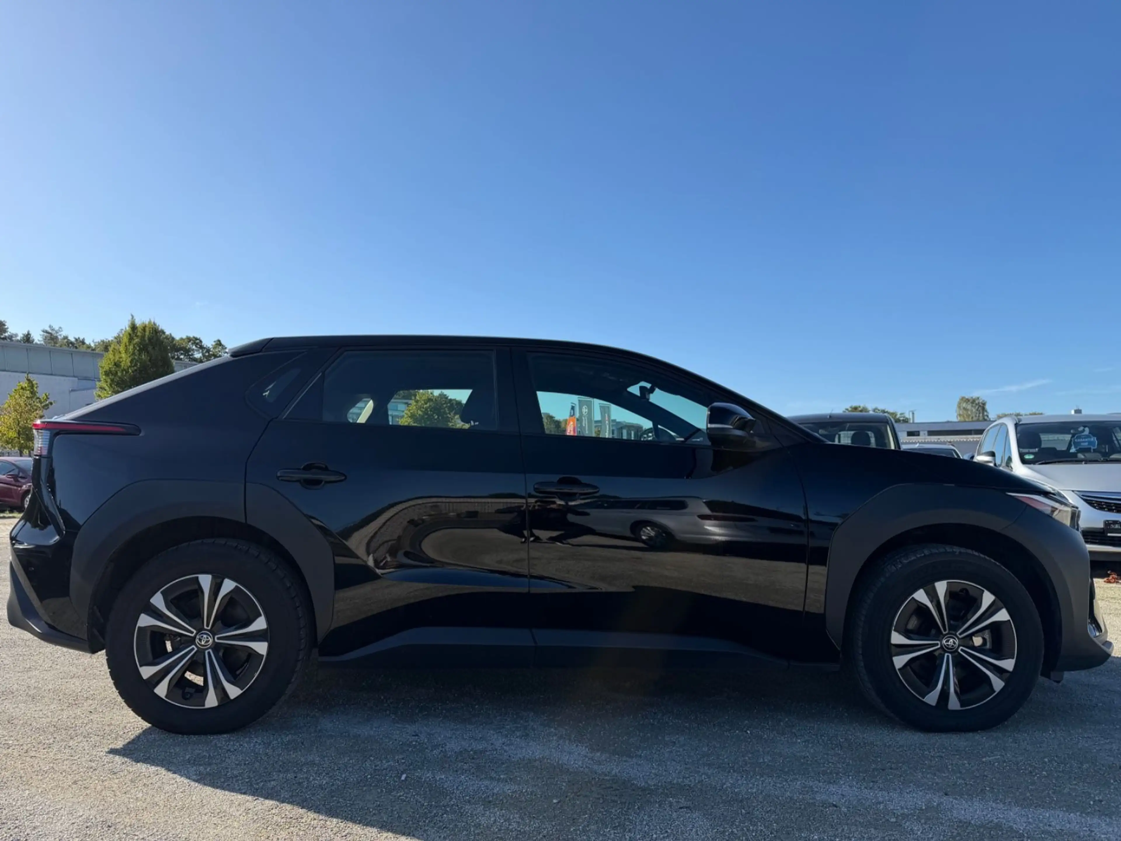 Toyota bZ4X FWD — photo 3