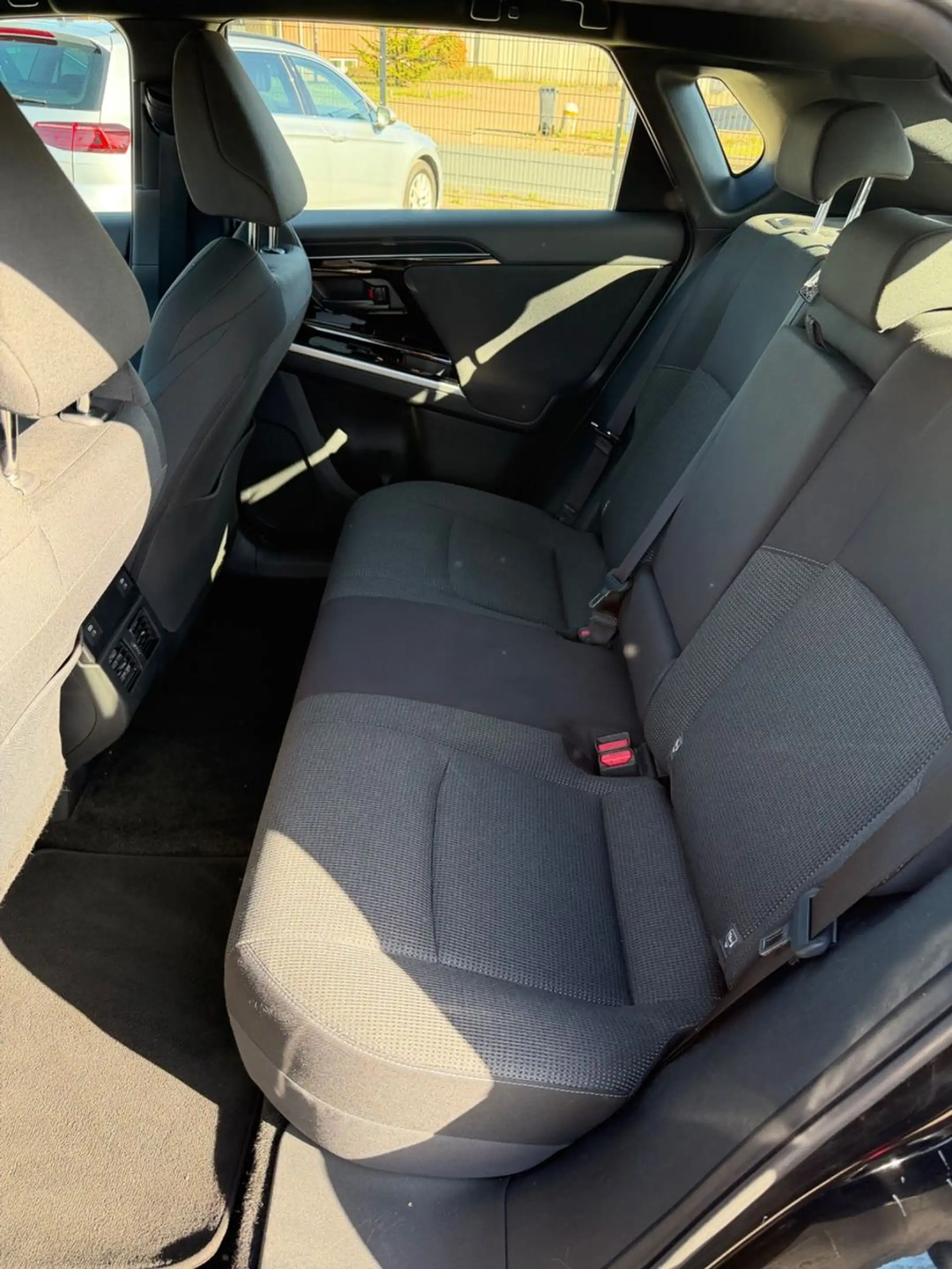 Toyota bZ4X FWD — photo 11