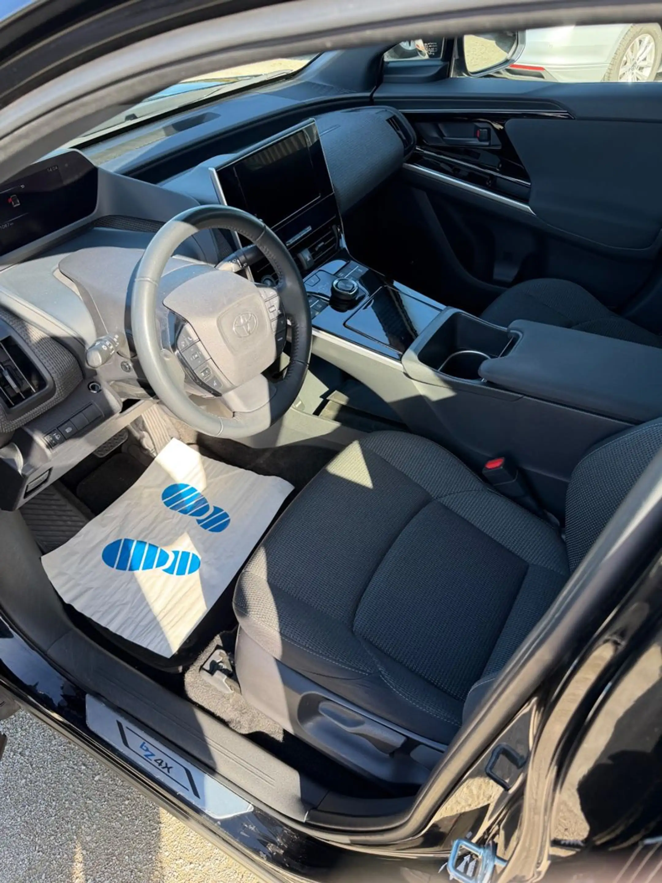 Toyota bZ4X FWD — photo 6