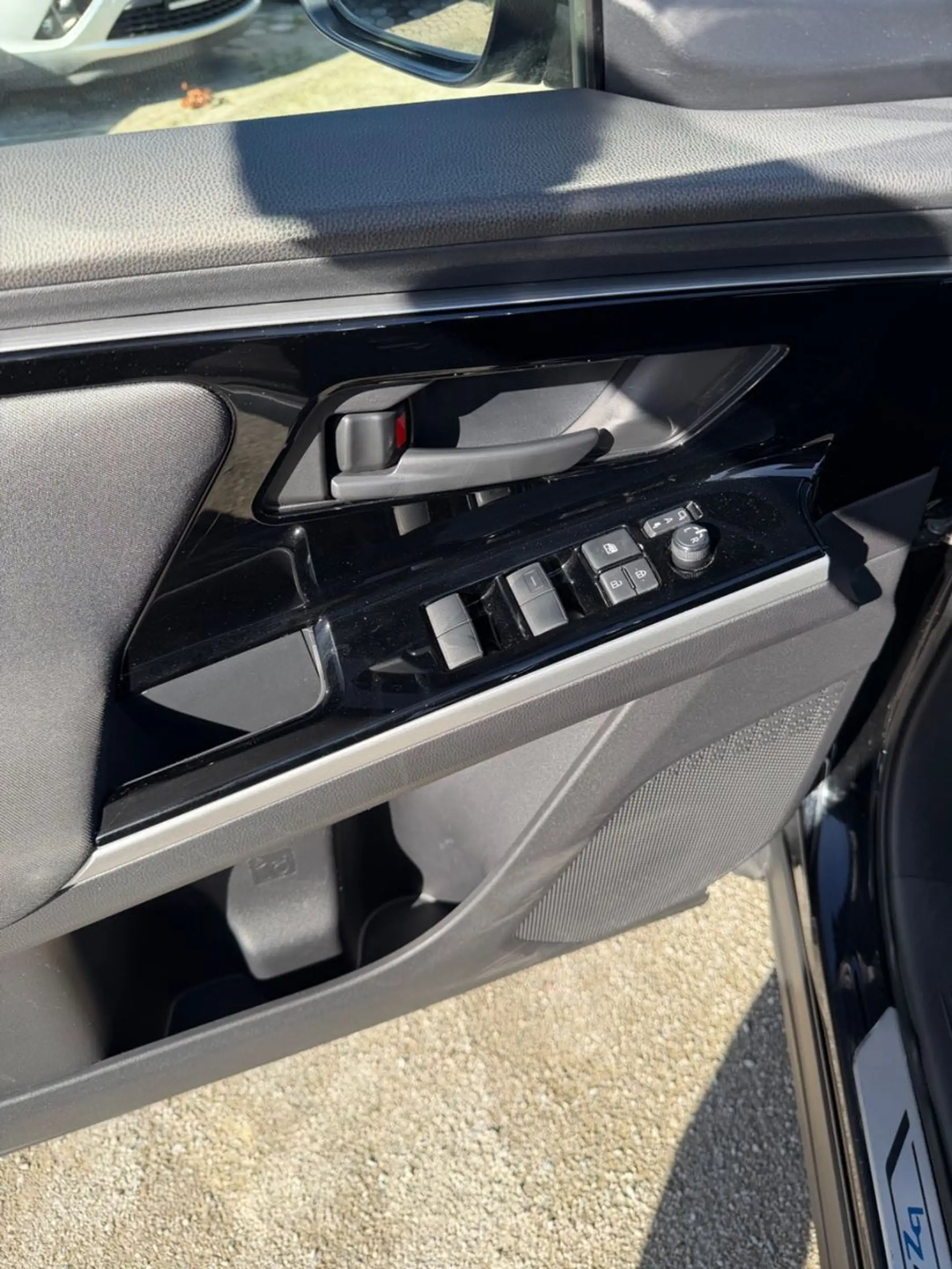 Toyota bZ4X FWD — photo 10