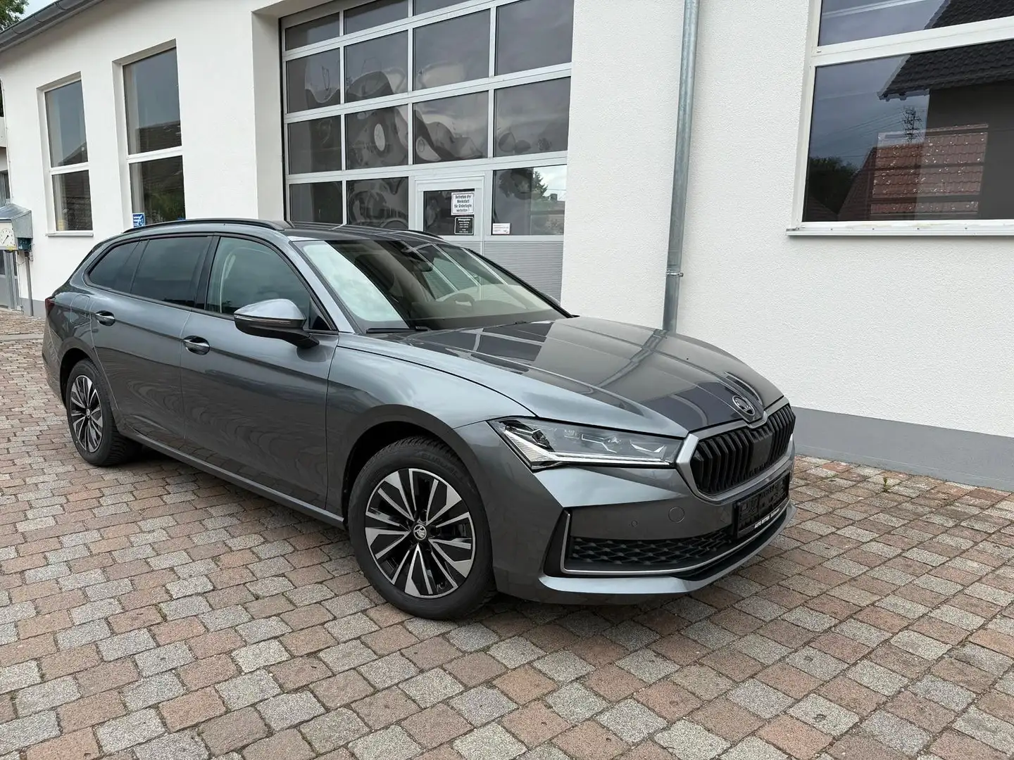 Skoda Superb Combi 1.5 TSI mHEV 110kW Selection Grau - 2