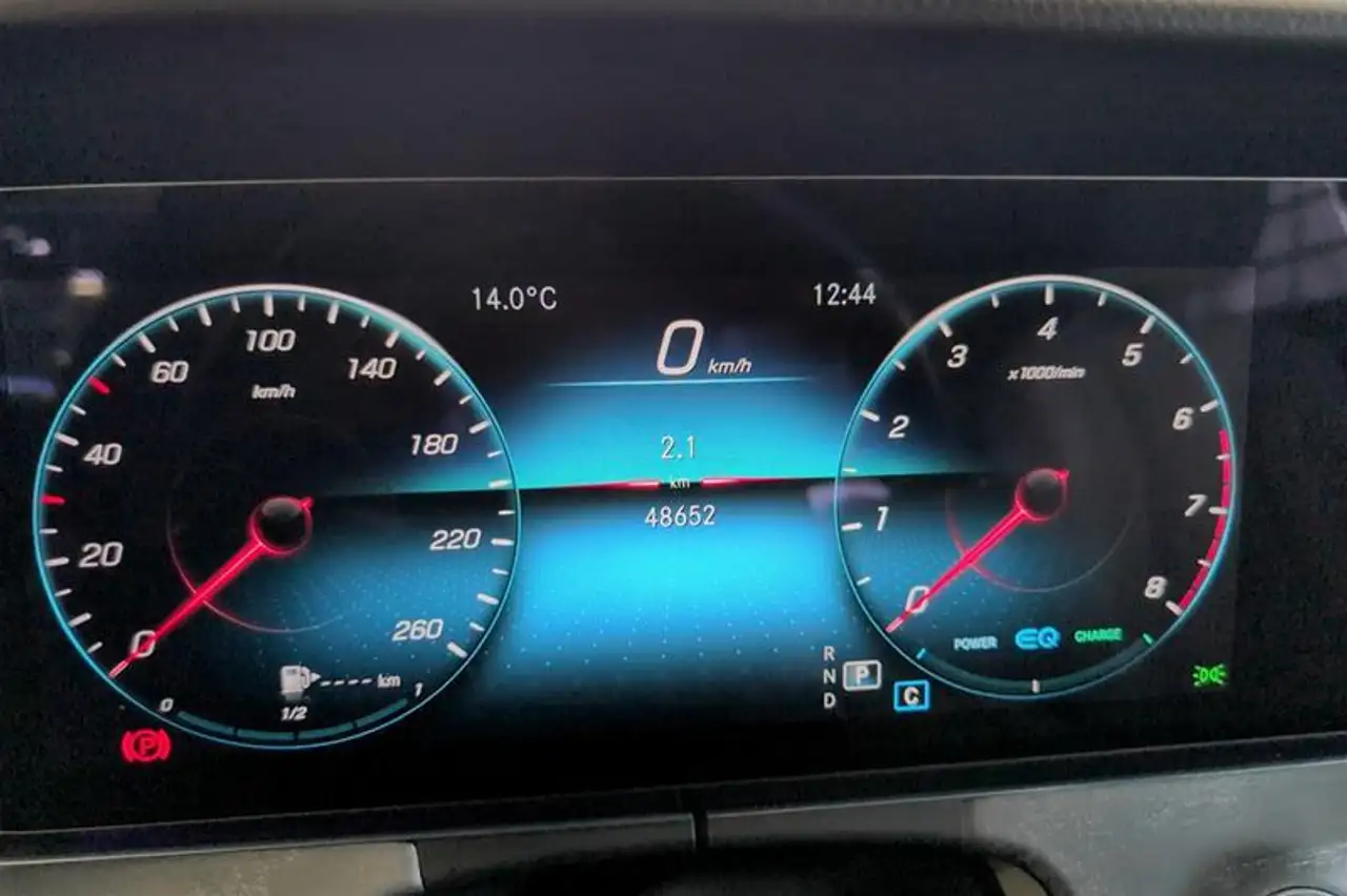 Mercedes-Benz E-Class снимка Mercedes-Benz E-Class
