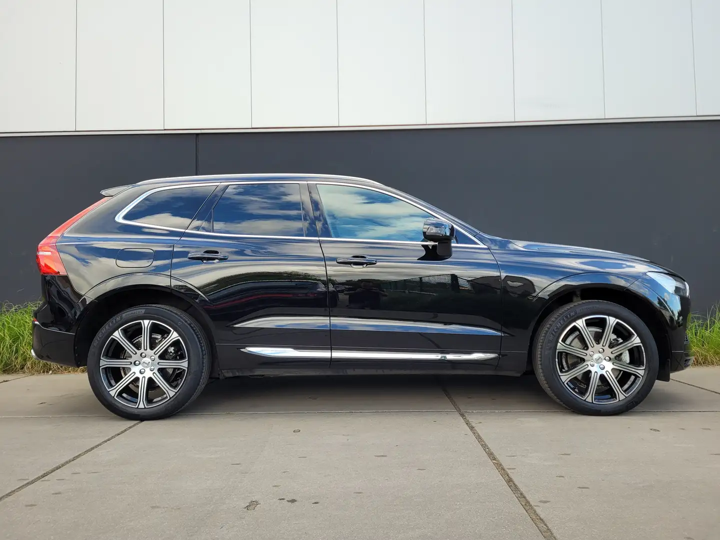 Volvo XC60 2.0 T6 PHEV AWD*PANO DAK*LEDER*20" ALU*TR.HAAK* Zwart - 2