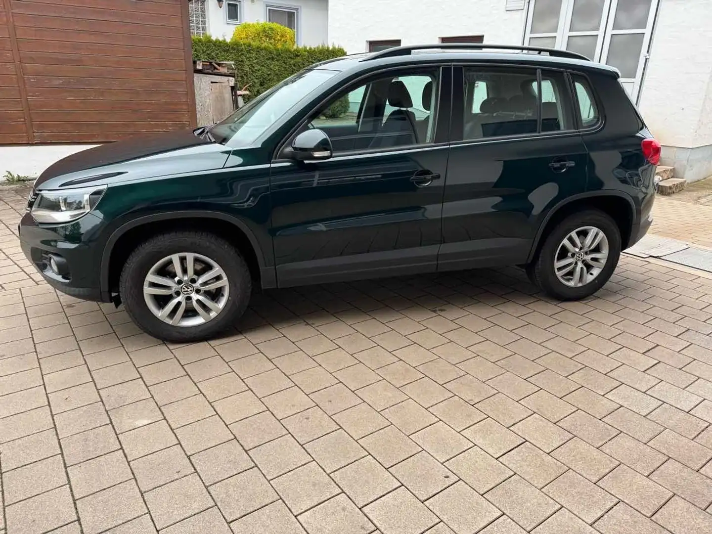 Volkswagen Tiguan Track & Field 4x4 Sitzheizung AHK Grün - 1