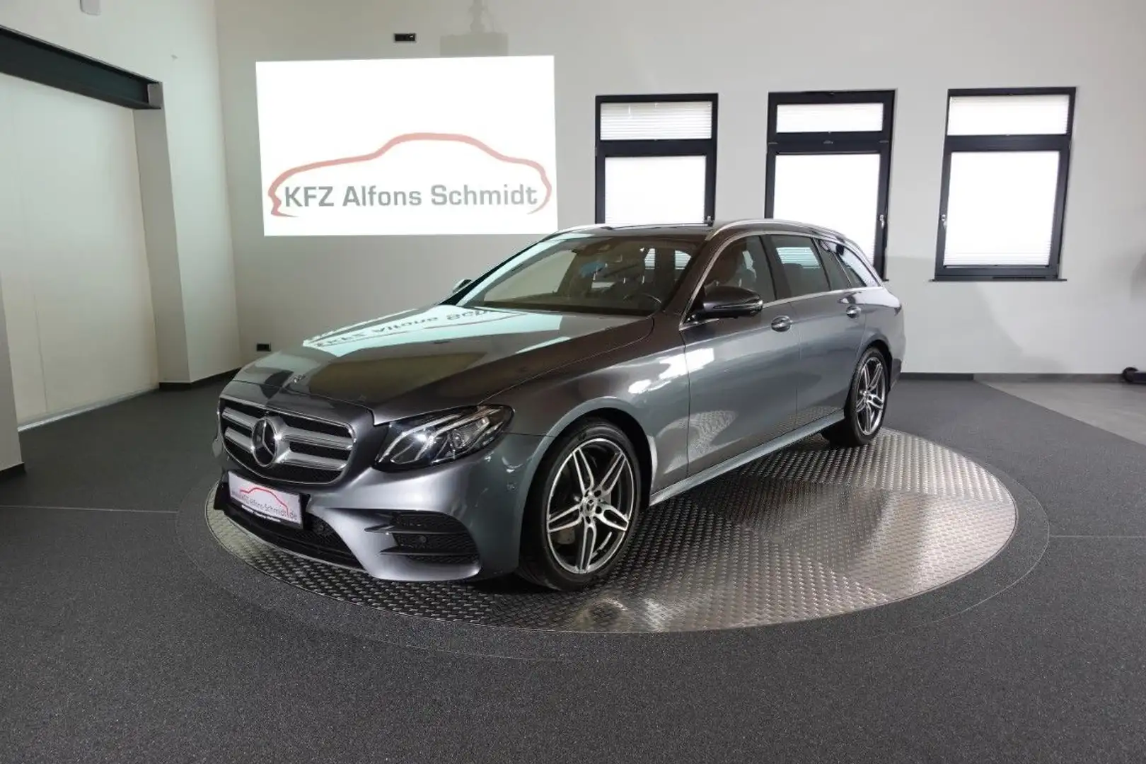 Mercedes-Benz E 200 T Autom. * AMG* Pano* Luft* LED*19"* Gris - 1