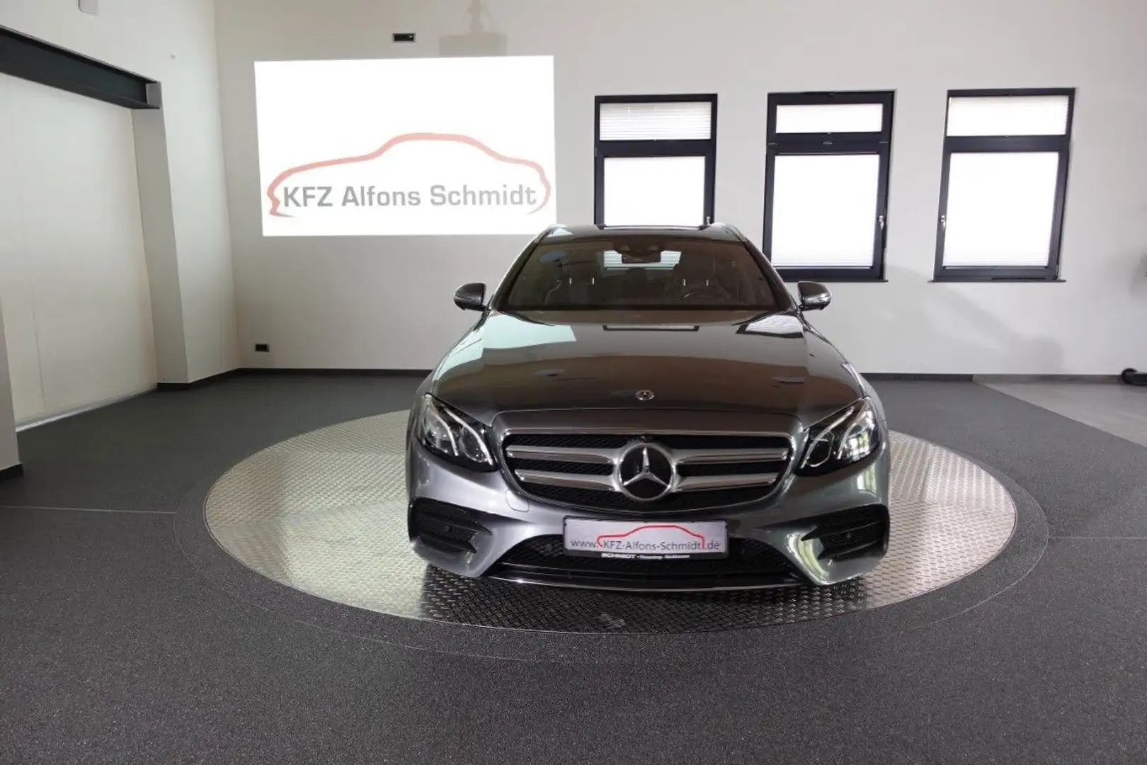 Mercedes-Benz E 200 T Autom. * AMG* Pano* Luft* LED*19"* Gris - 2