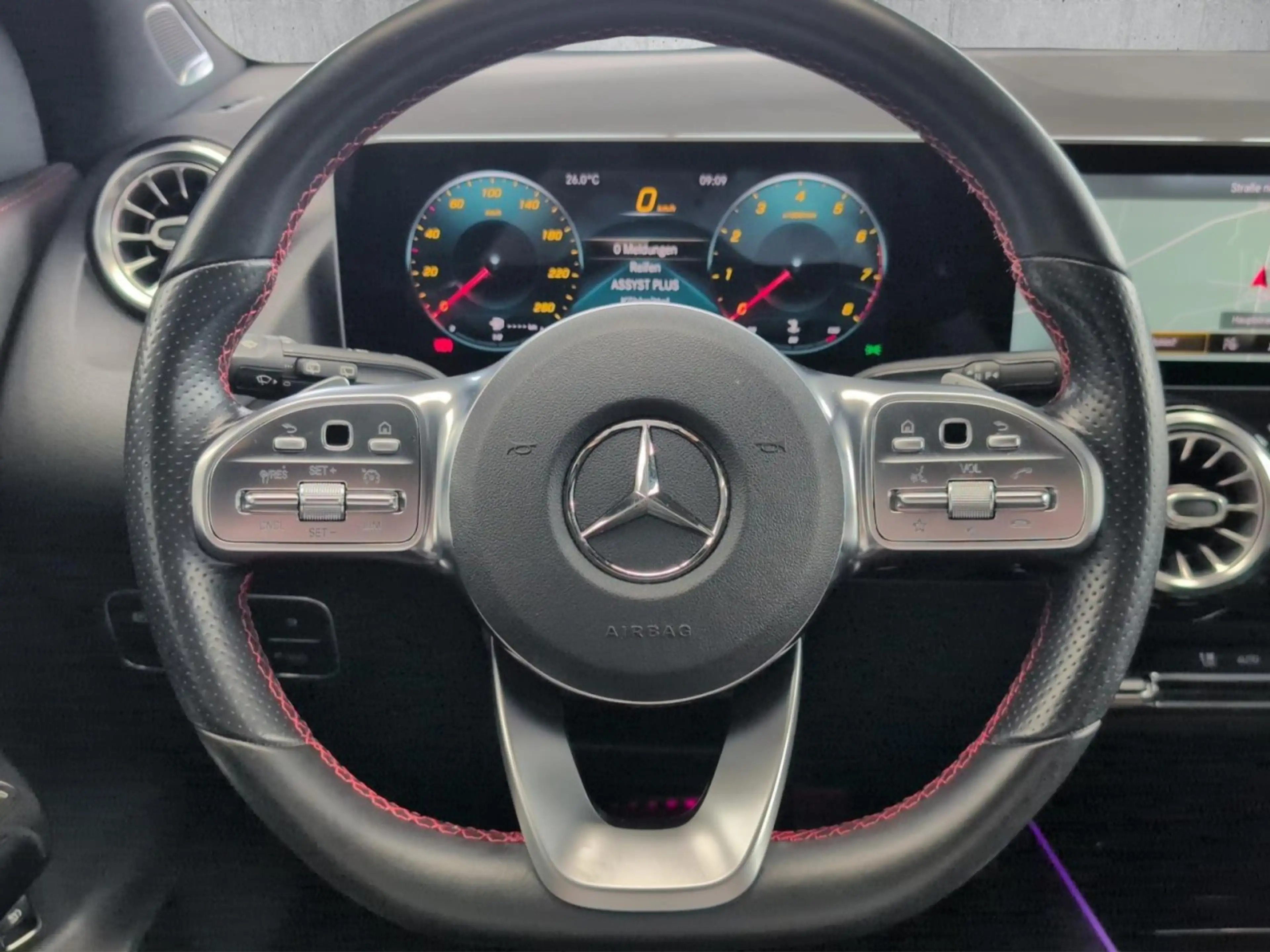 Mercedes-Benz GLA 200 AMG Line Klima Rückfahrkamera Panoramadach — photo 10