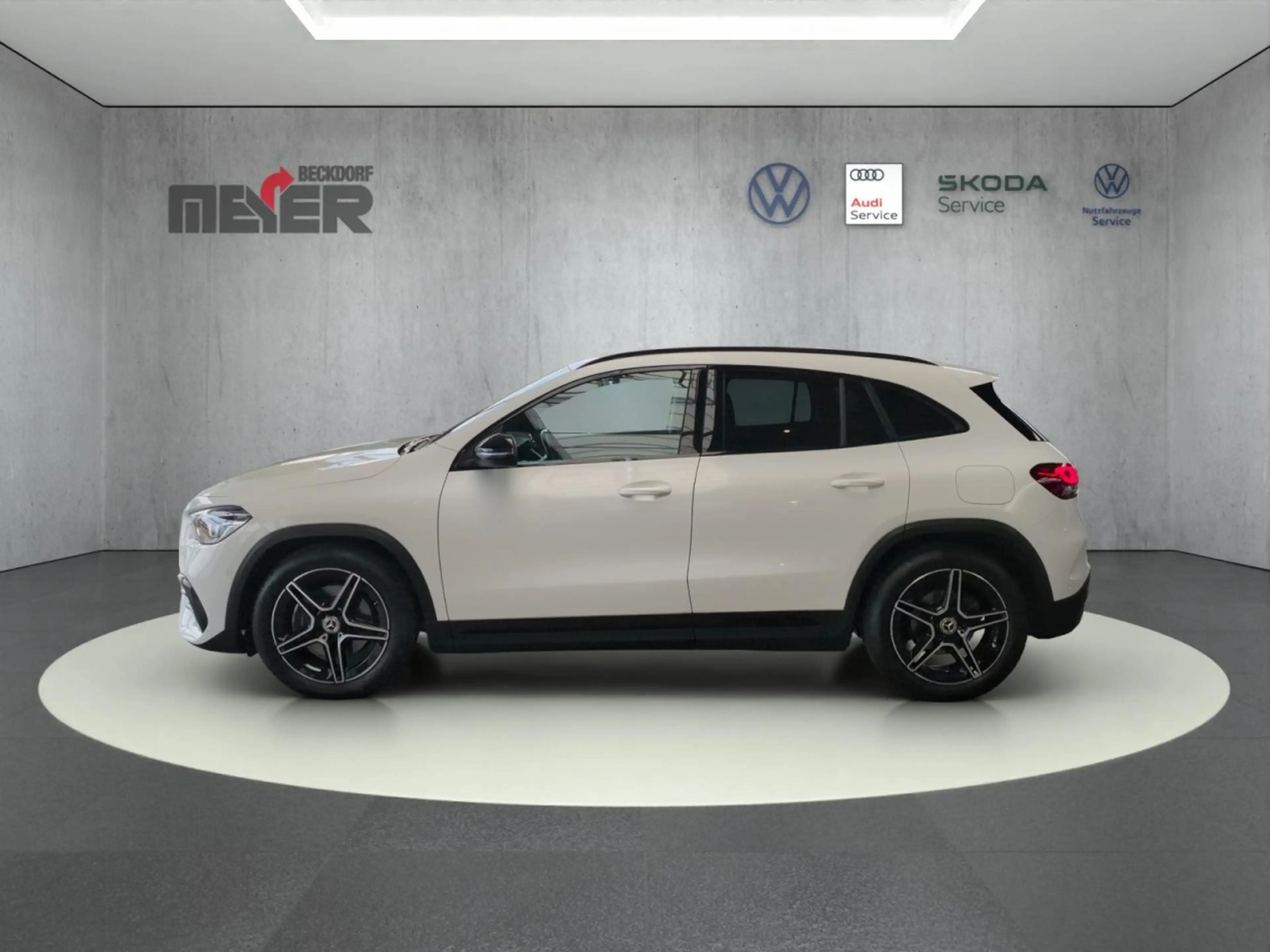 Mercedes-Benz GLA 200 AMG Line Klima Rückfahrkamera Panoramadach — photo 3