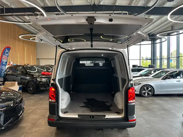 Volkswagen Transporter view 7