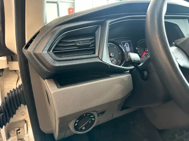 Volkswagen Transporter view 11