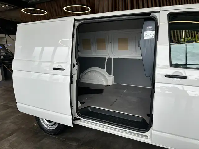 Volkswagen Transporter view 6
