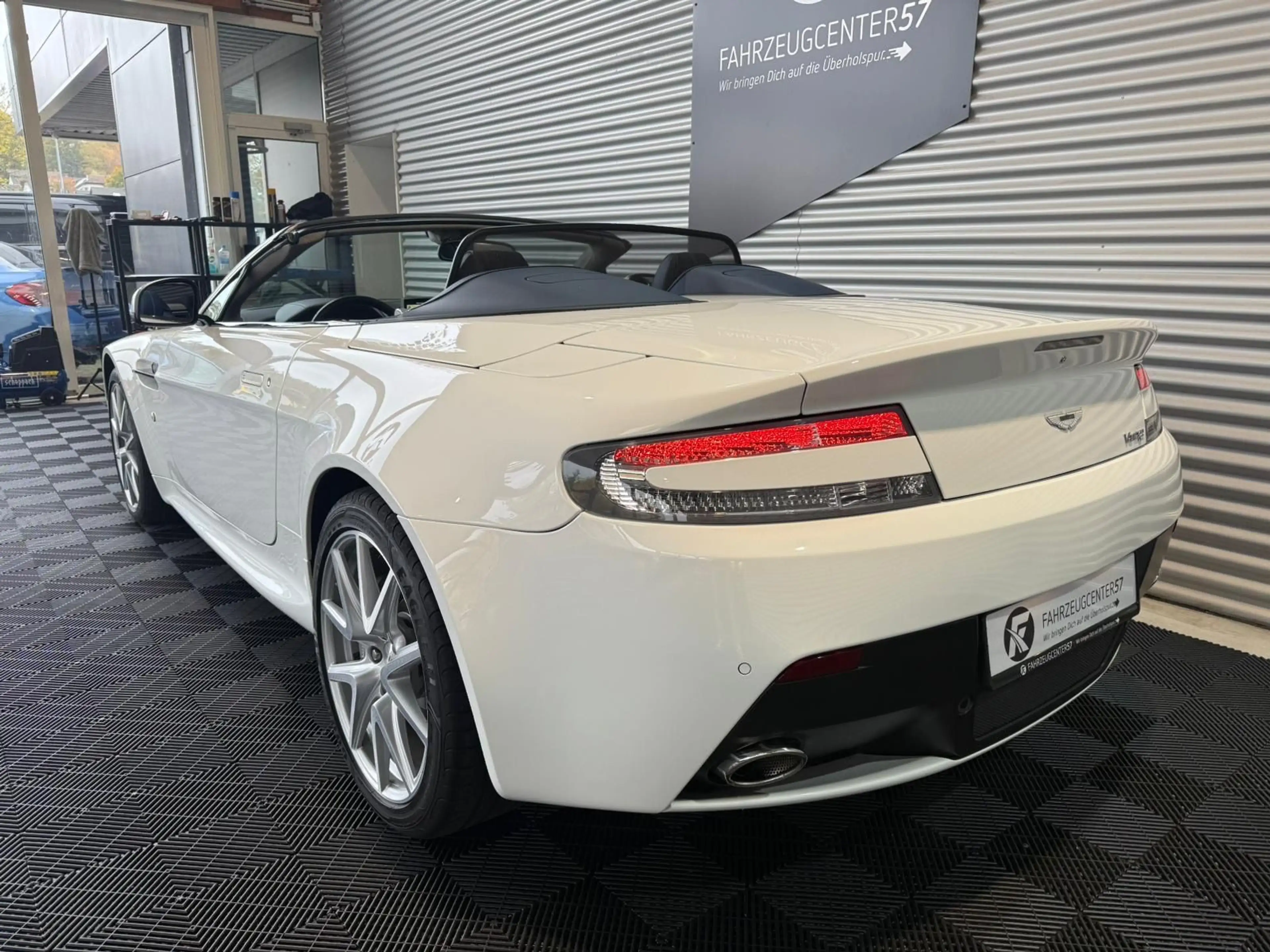 Aston Martin V8 Roadster 4.7L — photo 10