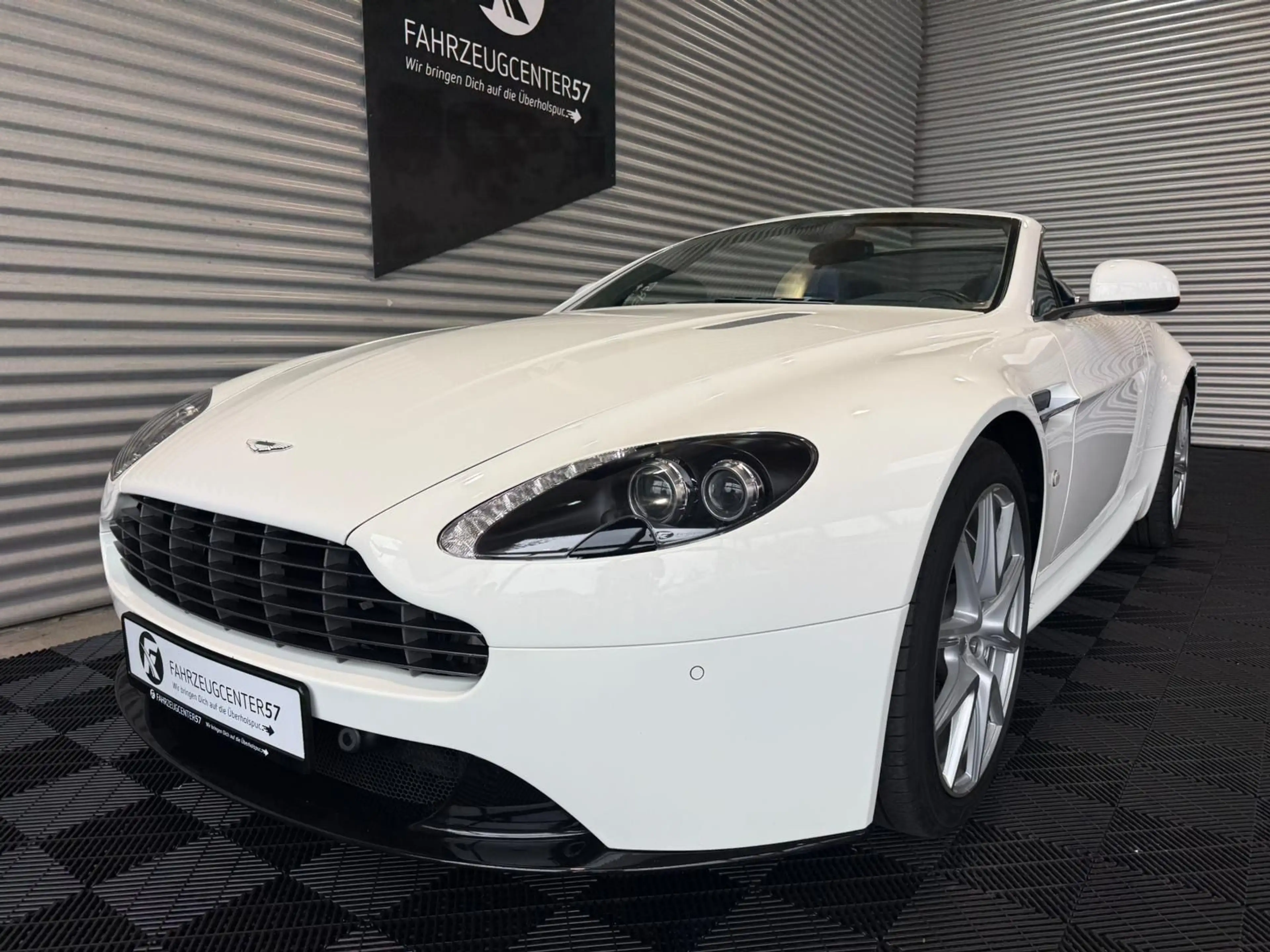 Aston Martin V8 Roadster 4.7L — photo 2