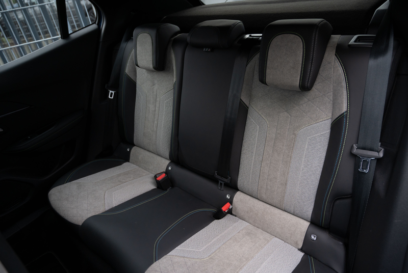 Peugeot 2008 GT Pack Elektromotor 136 *WÄRMEPUMPE*ACC* — photo 7
