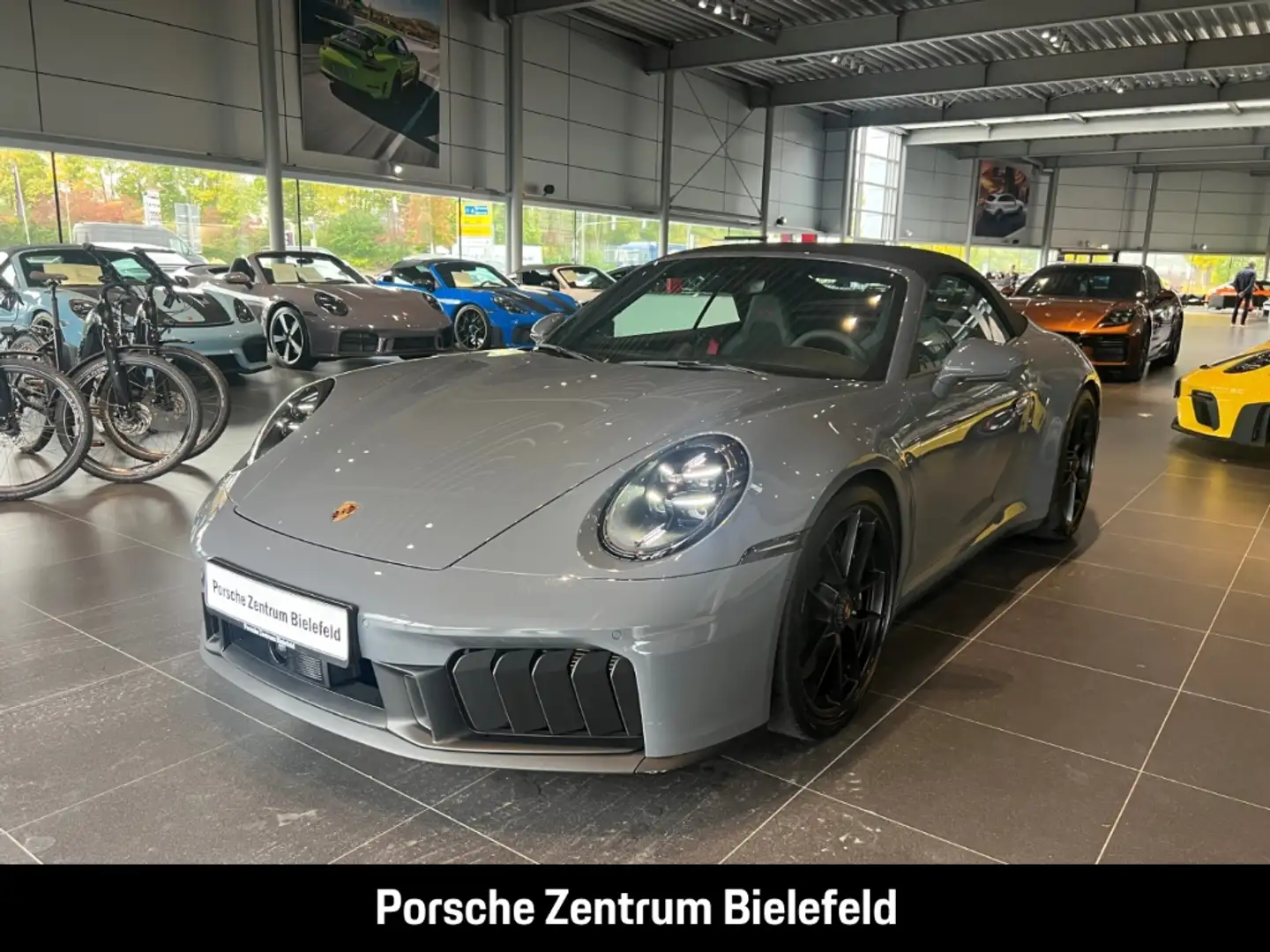 Porsche 992 911 Carrera 4 GTS Cabriolet InnoDrive BOSE Grau - 1