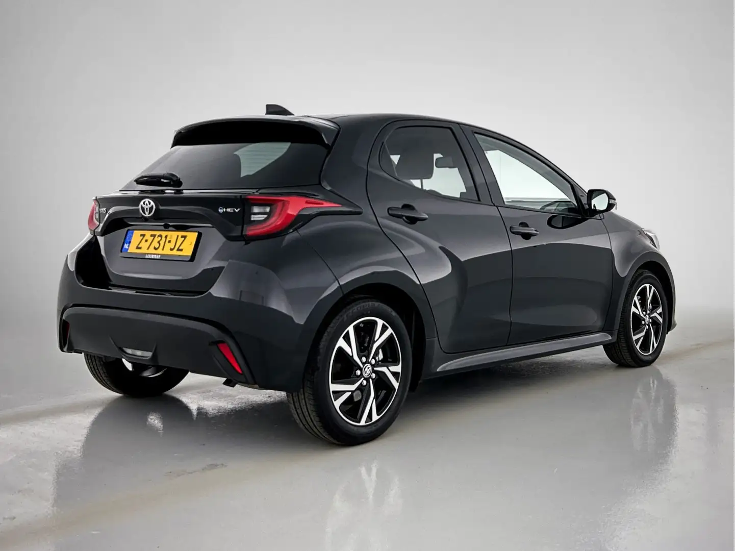 Toyota Yaris 1.5 Hybrid 115 First Edition Ryan Makhanlal Den Ha Zwart - 2