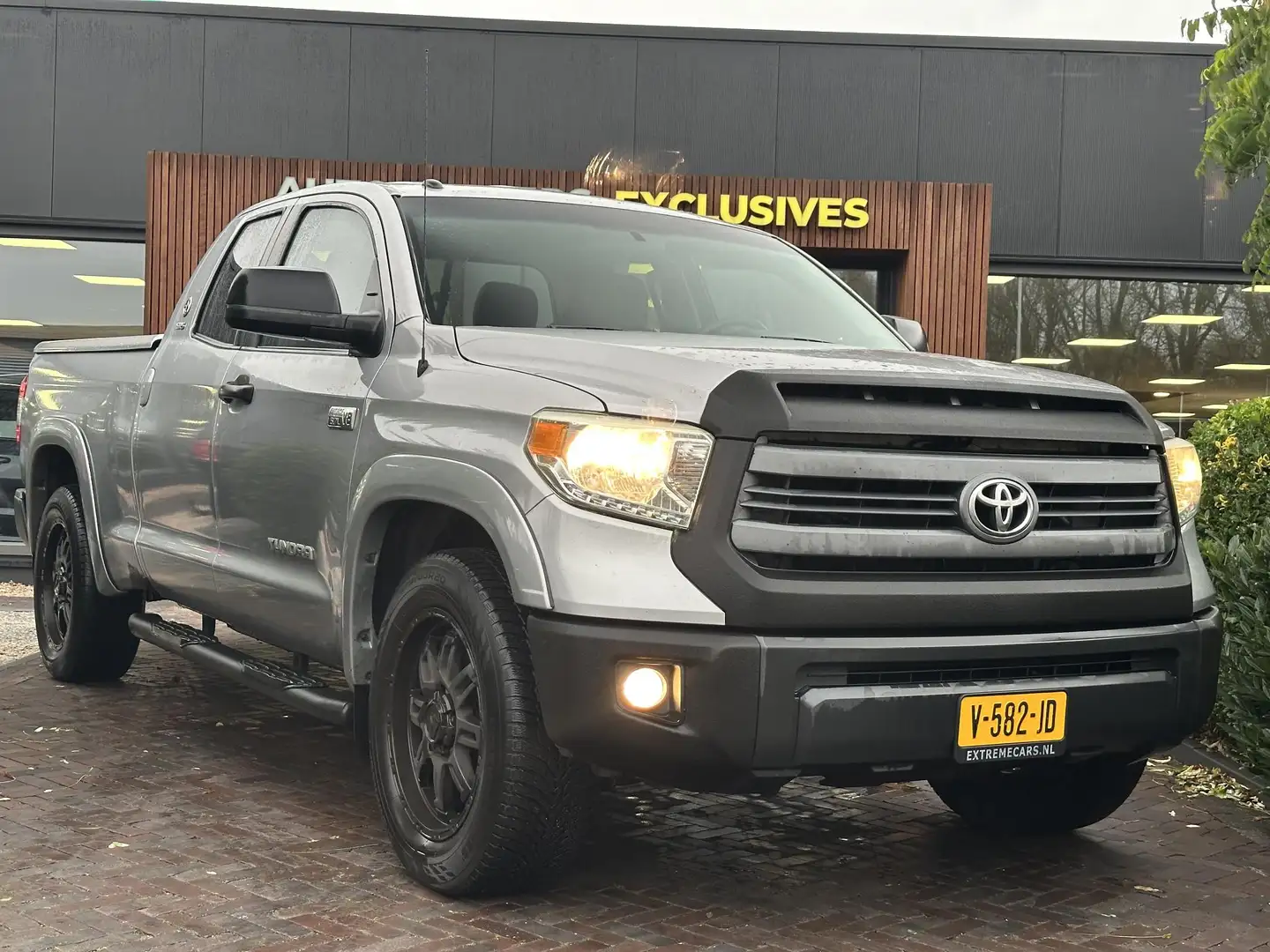 Toyota Tundra 5.7 V8 Double Cab Luxe Leder Airco Cruise Trekhaak siva - 1
