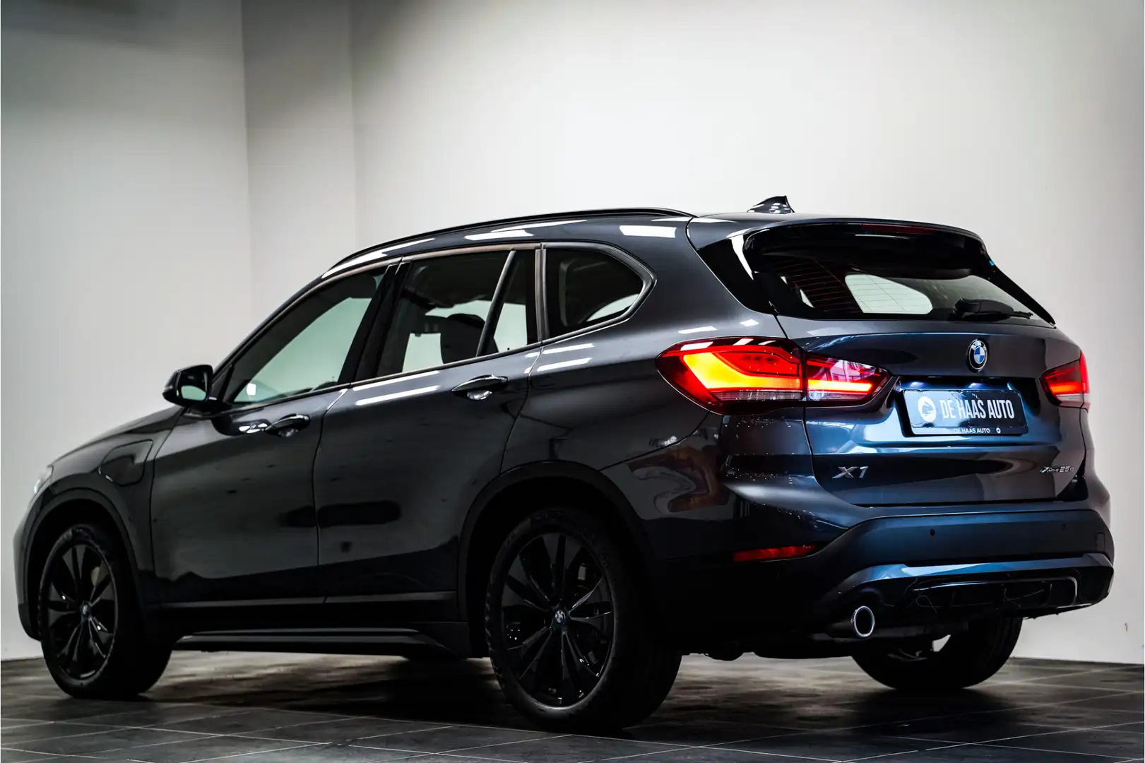 BMW X1 xDrive25e Sportline|Pano dak|Elektr stoelen|Head u Grijs - 2