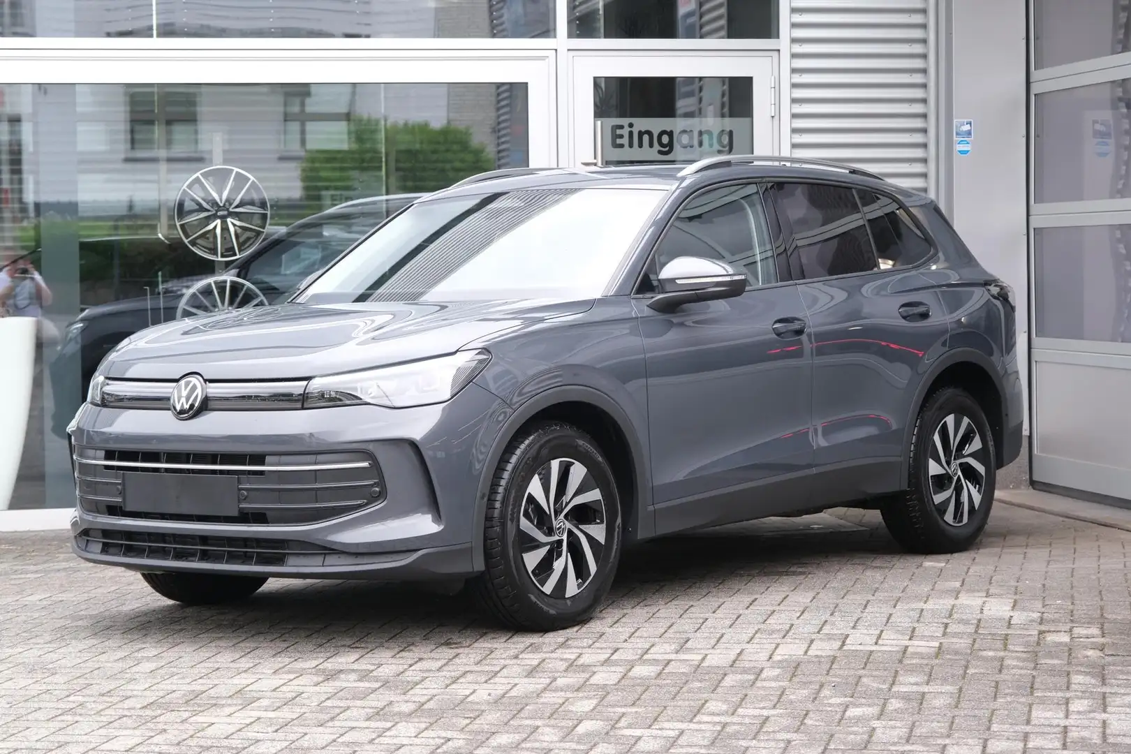 Volkswagen Tiguan 2.0 TDI DSG Life Navi AHK LED Plus Komfortpaket... Grau - 1