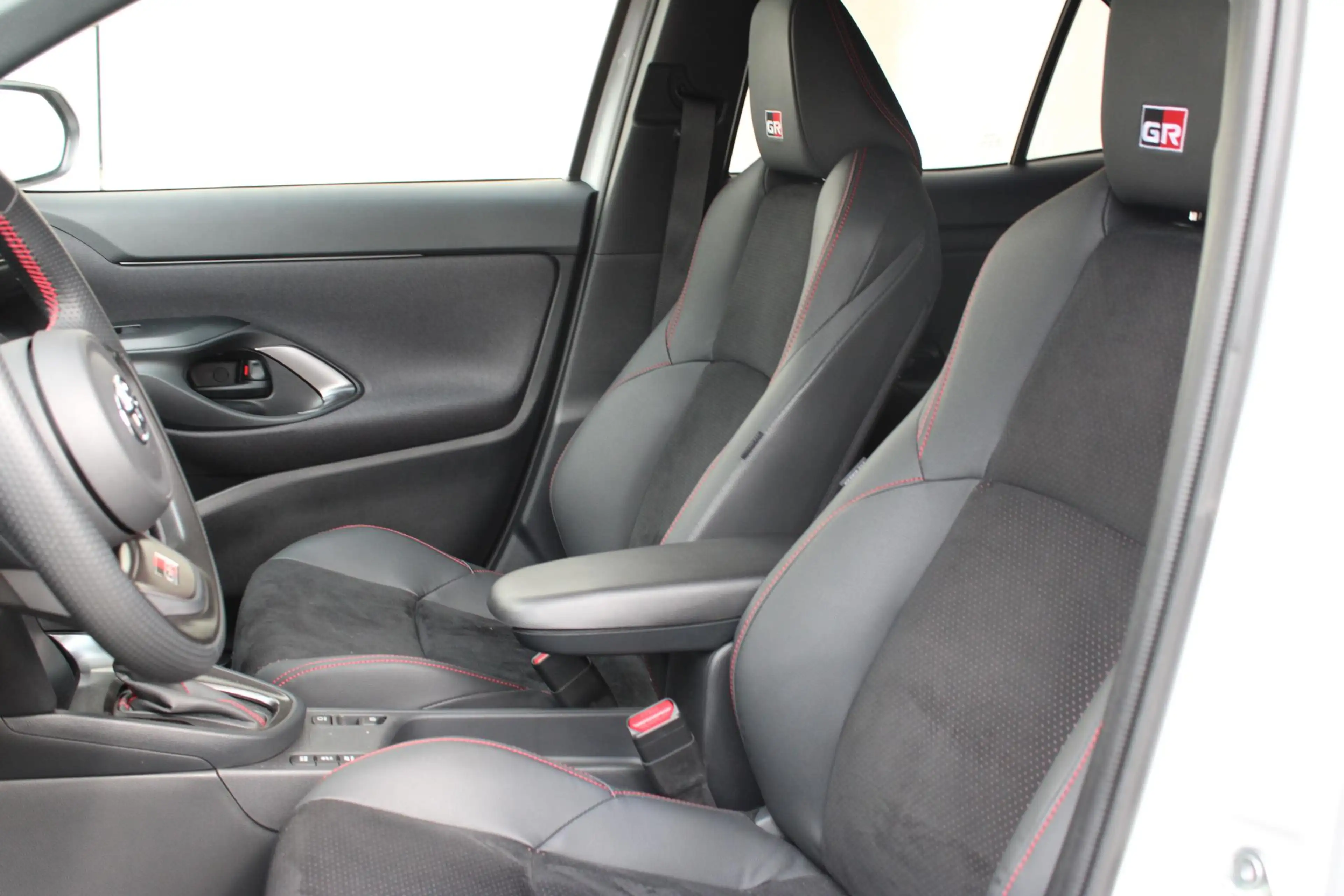 Toyota Yaris Cross 1.5 Hybrid GR Sport / JBL / ELEKTR A.KLEP / TWO TO — photo 8