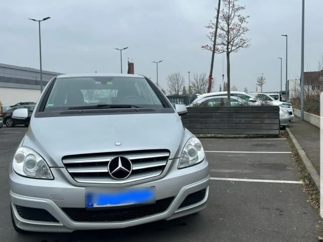 Mercedes-Benz B 180