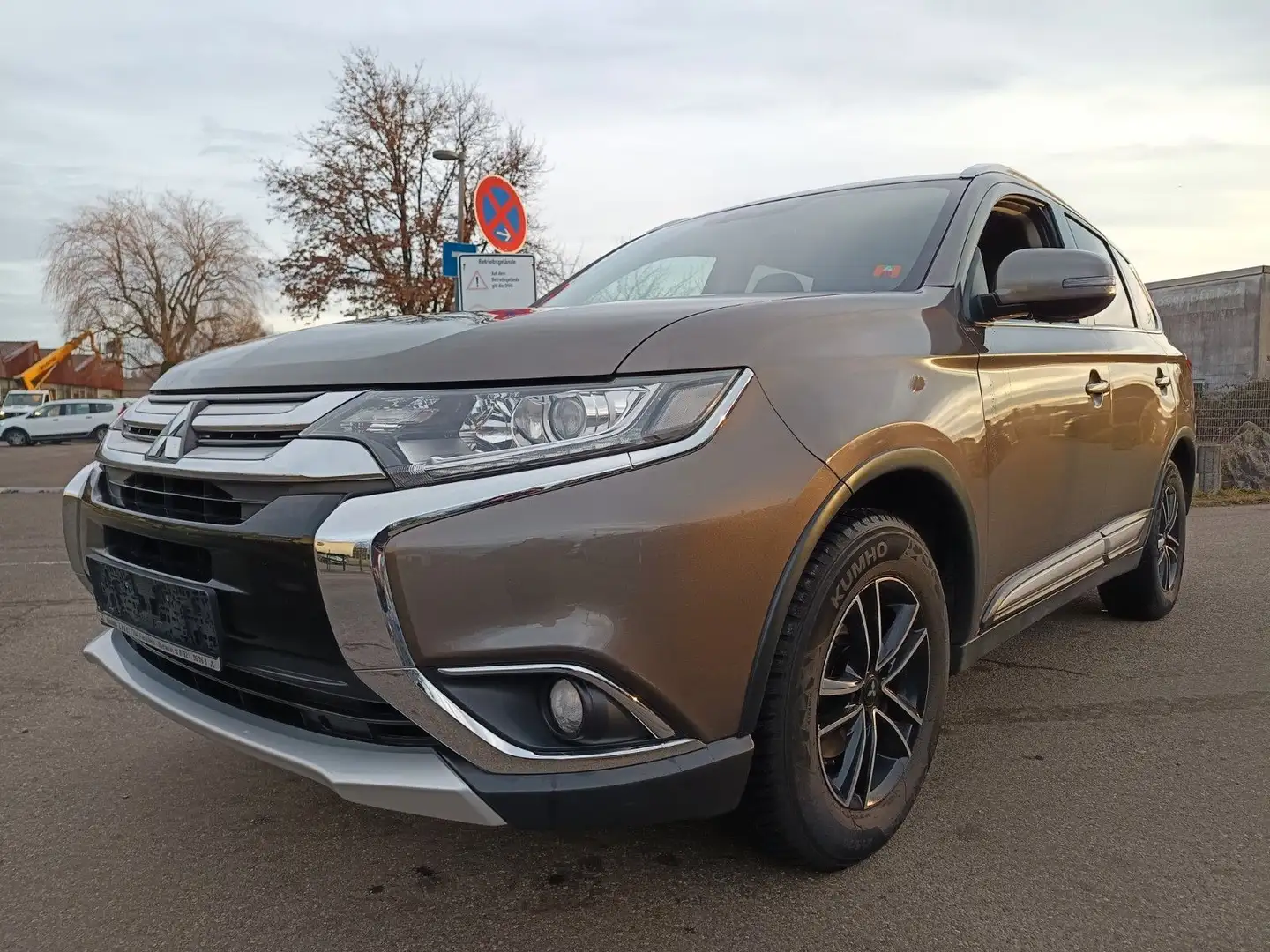 Mitsubishi Outlander Edition 100 2WD Marrón - 1